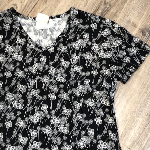 Peaches Black & White Floral V neck Scrub Top - Picture 3 of 7